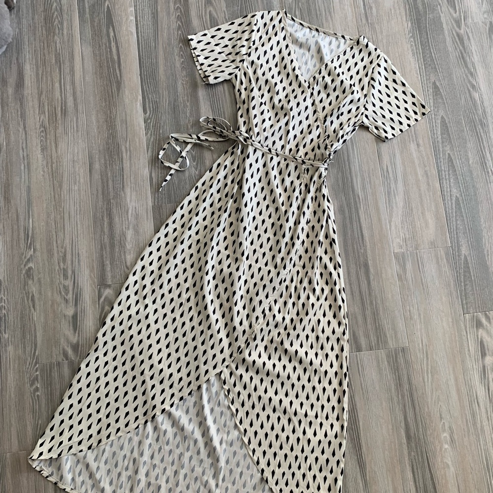 NWOT women’s wrap type dress. Off-white with black diamond pattern size medium